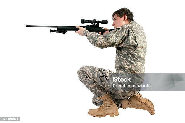 Foto de Soldado Com O Rifle e mais fotos de stock de Forças armadas - Forças armadas, Soldado - Exército, Vista Lateral