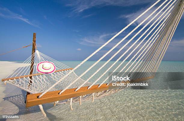 Paradisiac Fishnet Hamaca En Una Playa Foto de stock y más banco de imágenes de Actividades recreativas - Actividades recreativas, Agua, Aire libre