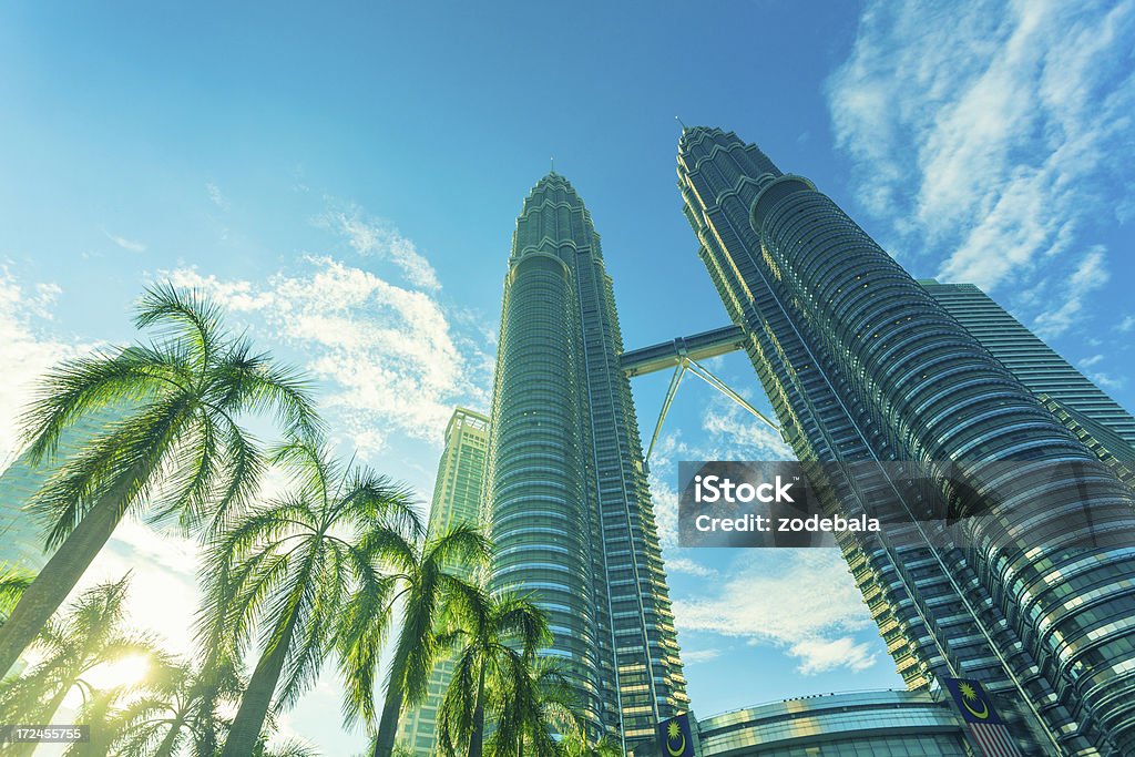 Petronas Twin Towers a Kuala Lumpur all'alba - Foto stock royalty-free di Affari