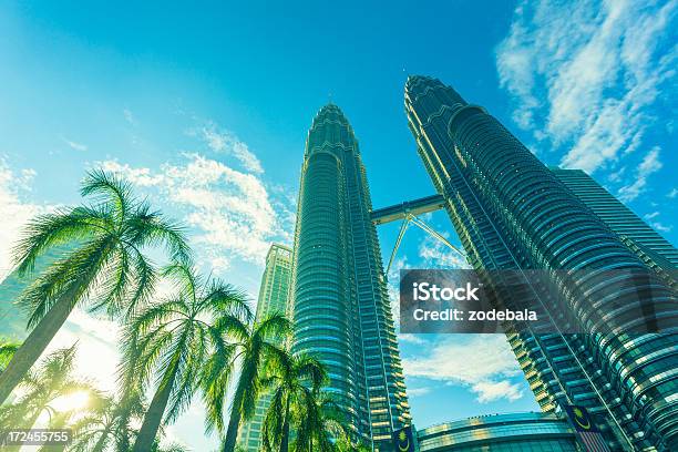 Petronas Twin Towers A Kuala Lumpur Allalba - Fotografie stock e altre immagini di Affari - Affari, Affari internazionali, Albero