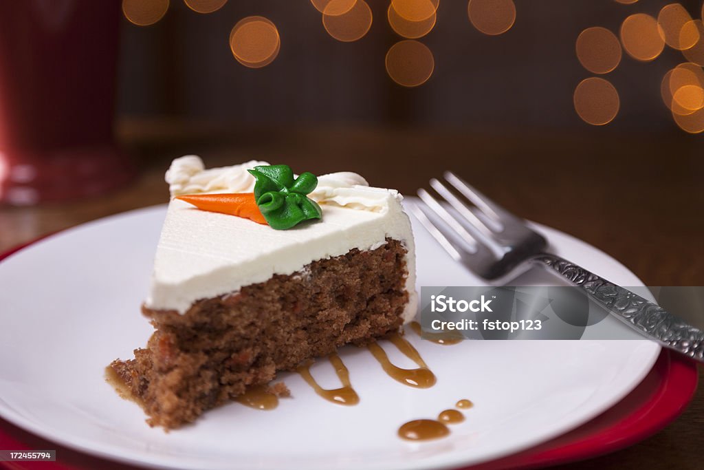Cibo e bevande: Deliziosa torta di carote dolce servito al crepuscolo. - Foto stock royalty-free di Carota