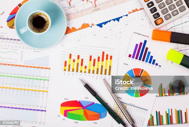 Photo libre de droit de Des Graphiques Et Des Diagrammes banque d'images et plus d'images libres de droit de Affaires - Affaires, Analyser, Café - Boisson