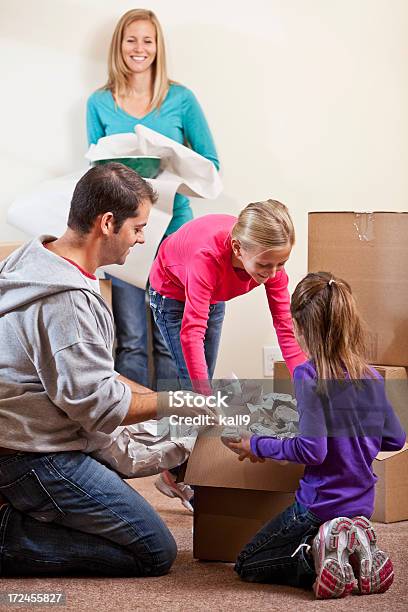 Familia Moviendo Cajas De Embalaje Foto de stock y más banco de imágenes de 30-39 años - 30-39 años, 6-7 años, 8-9 años