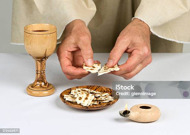 Brot Und Cupseries Stockfoto und mehr Bilder von Zerbrechen - Zerbrechen, Teller, Matze