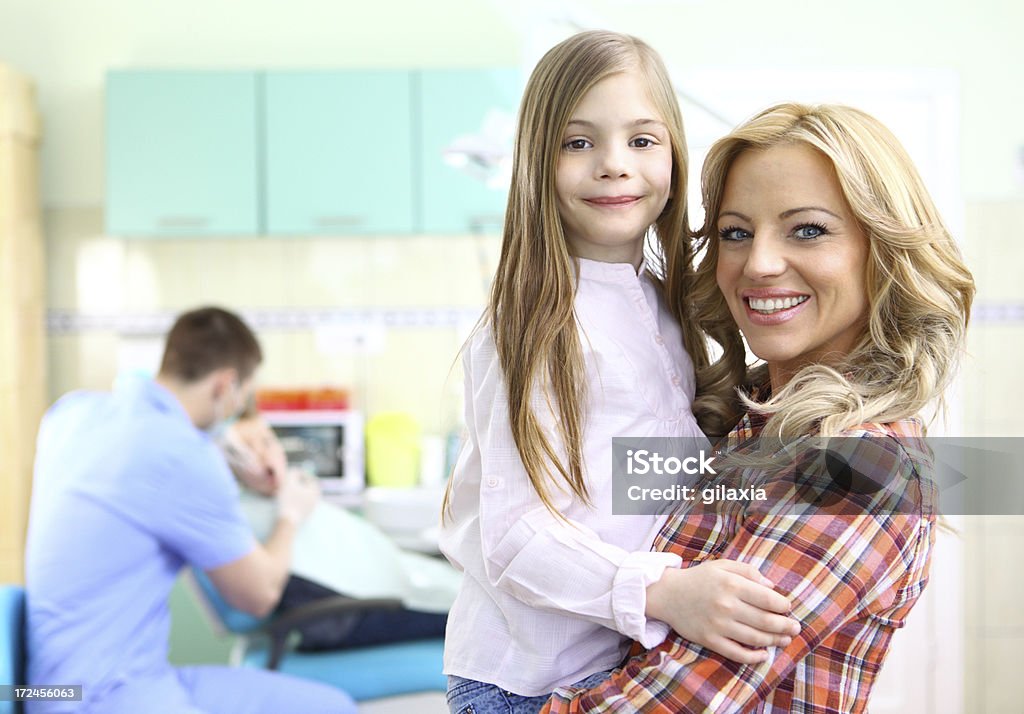 Dziewczynka i jej matka w dentysta. - Zbiór zdjęć royalty-free (30-39 lat)