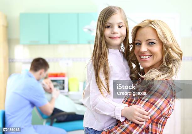 Dziewczynka I Jej Matka W Dentysta - zdjęcia stockowe i więcej obrazów 30-39 lat - 30-39 lat, 6-7 lat, Badanie lekarskie