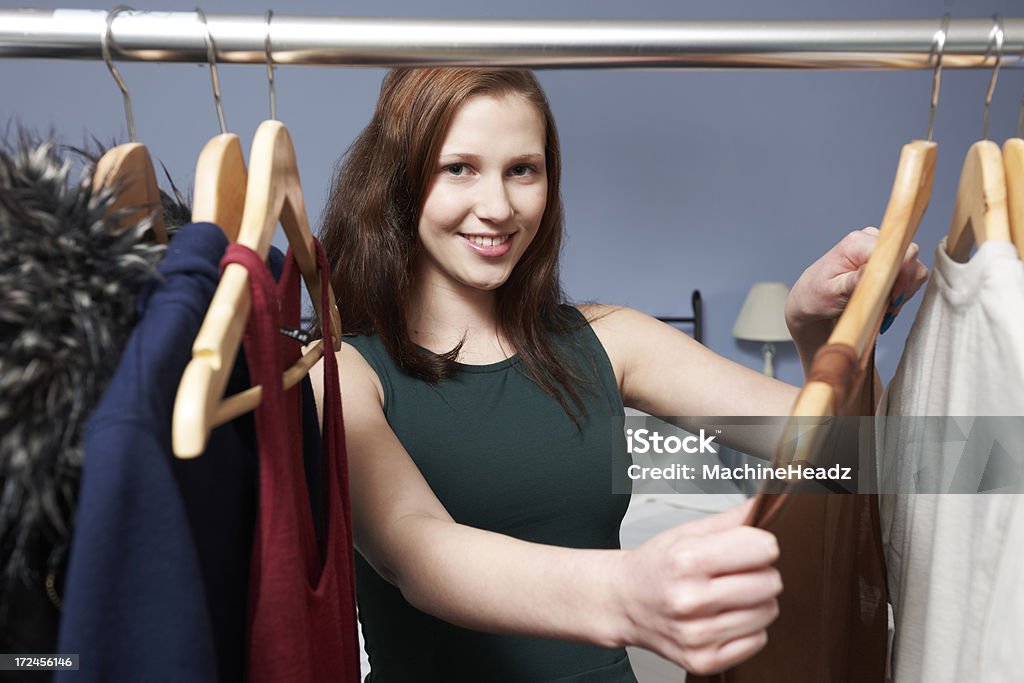 Teenager Mädchen Wählen Sie Kleidung von Kleiderschrank - Lizenzfrei Kleiderschrank Stock-Foto