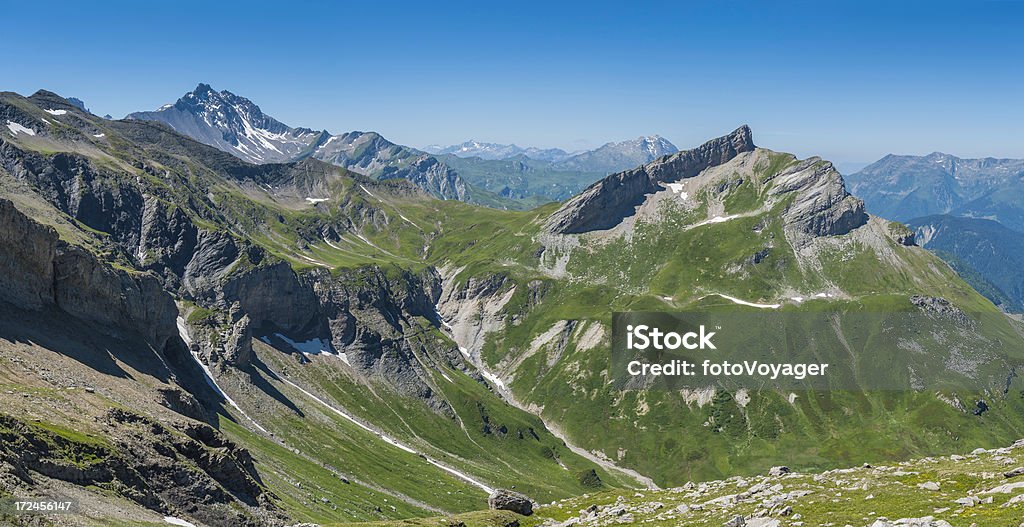 De spectaculaires pics rocheux vert été alpine meadows panorama - Photo de Aiguille rocheuse libre de droits