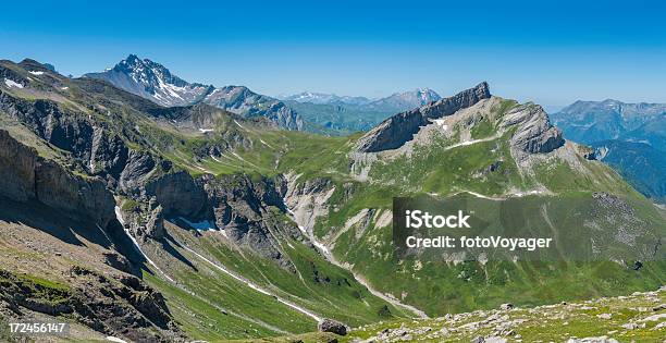 Photo libre de droit de De Spectaculaires Pics Rocheux Vert Été Alpine Meadows Panorama banque d'images et plus d'images libres de droit de Aiguille rocheuse