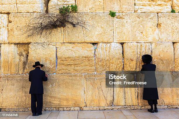 Oração No Muro Ocidental Em Jerusalém - Fotografias de stock e mais imagens de Muro das Lamentações - Muro das Lamentações, Rezar, Bairro Judeu - Jerusalém