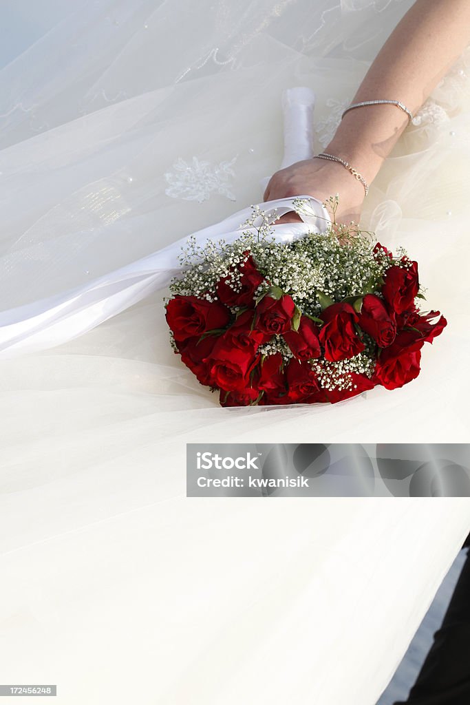 Sposa con fiori matrimonio - Foto stock royalty-free di Abito da sposa