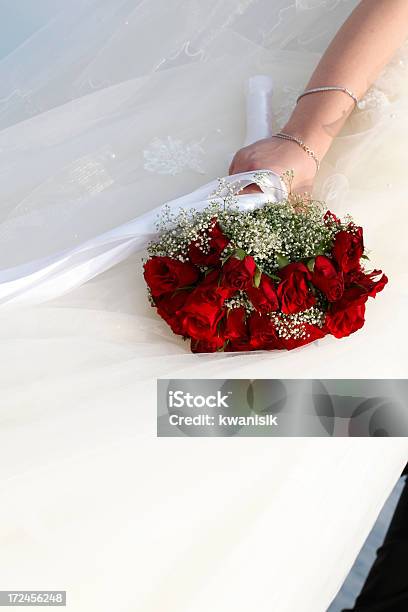 Sposa Con Fiori Matrimonio - Fotografie stock e altre immagini di Abito da sposa - Abito da sposa, Adulto, Arto - Parte del corpo