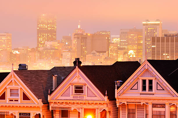 夜のペイントで女性、アラモスクエア、サンフランシスコ - roof row house house san francisco county ストックフォトと画像