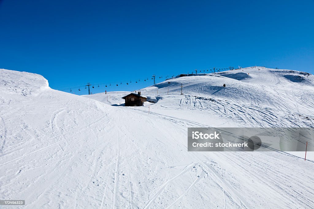 Ski Piste, Chalet und dem Sessellift - Lizenzfrei Alpen Stock-Foto