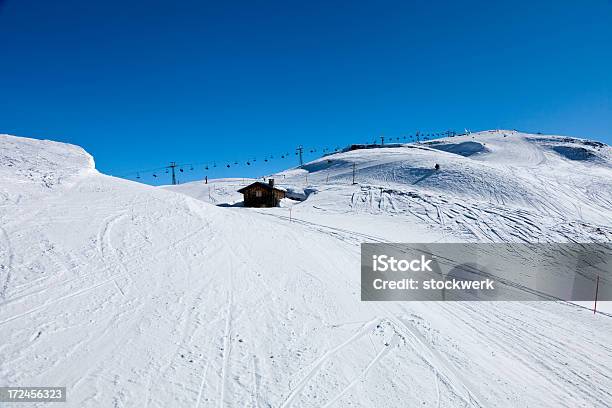 Ski Piste Chalet Und Dem Sessellift Stockfoto und mehr Bilder von Alpen - Alpen, Berggipfel, Blau