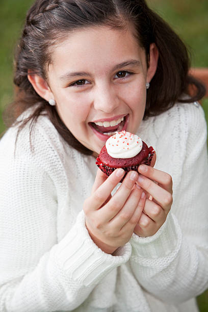 menina com cupcake - sc0594 - fotografias e filmes do acervo