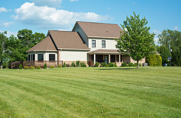 istock House on Grassy Lawn 172456400
