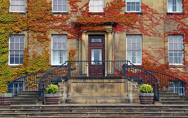 autunno ingresso - old window wrexham british culture foto e immagini stock