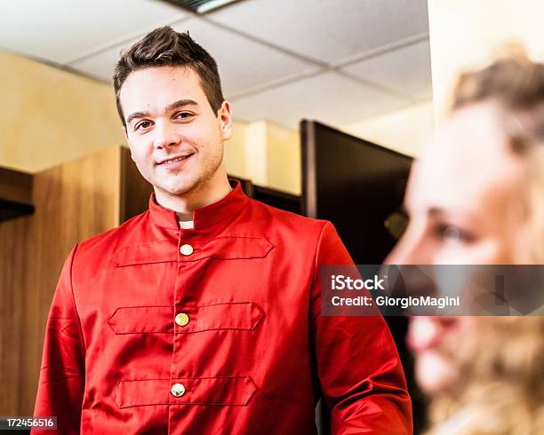 Foto de Mensageiro Mostrando O Quarto De Hotel Para Um Hóspede e mais fotos de stock de 20-24 Anos