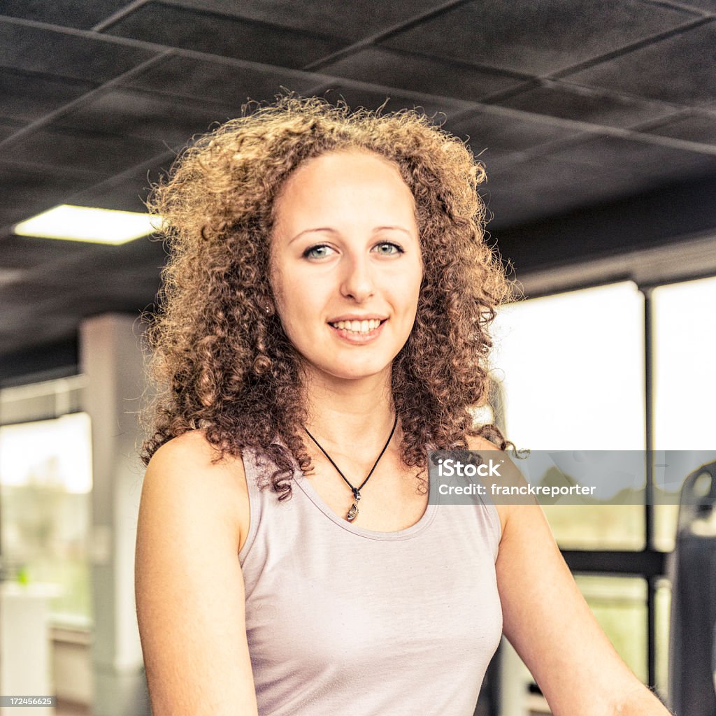 Sorrindo mulher na academia de ginástica - Foto de stock de 20 Anos royalty-free