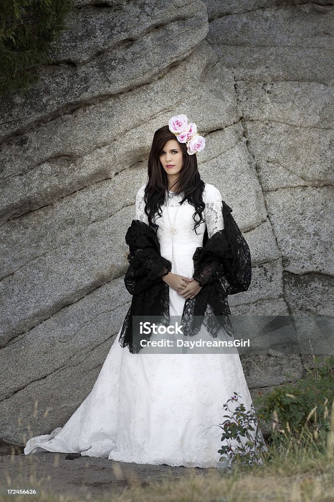 Sposa e Muro di pietra - Foto stock royalty-free di Abbigliamento formale