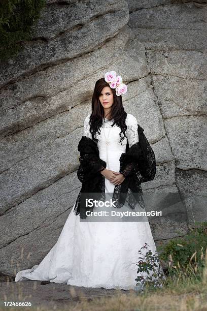 Sposa E Muro Di Pietra - Fotografie stock e altre immagini di Abbigliamento formale - Abbigliamento formale, Abito da sposa, Adulto