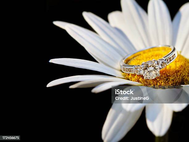 Anillo De Diamante Foto de stock y más banco de imágenes de Anillo de compromiso - Anillo de compromiso, Diamante, Fondo negro