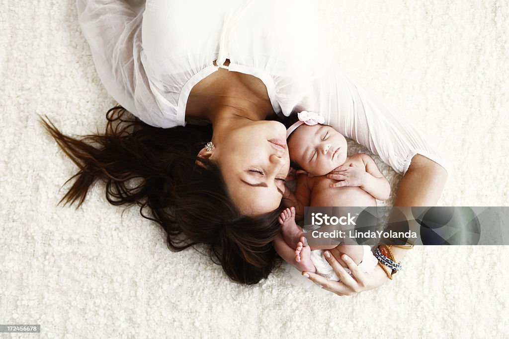Bella madre e neonato femmina - Foto stock royalty-free di Bebé