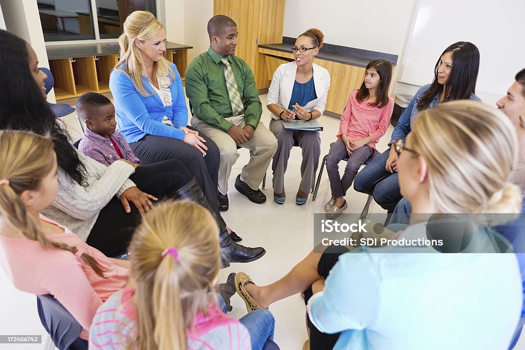 Grundschule Diskussion Treffen mit Lehrer und Eltern und Studenten - Lizenzfrei Eltern Stock-Foto