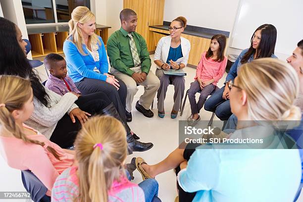 Grundschule Diskussion Treffen Mit Lehrer Und Eltern Und Studenten Stockfoto und mehr Bilder von Eltern