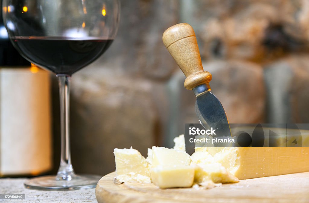パル��メザンチーズとワイングラス - パルメザンチーズのロイヤリティフリーストックフォト