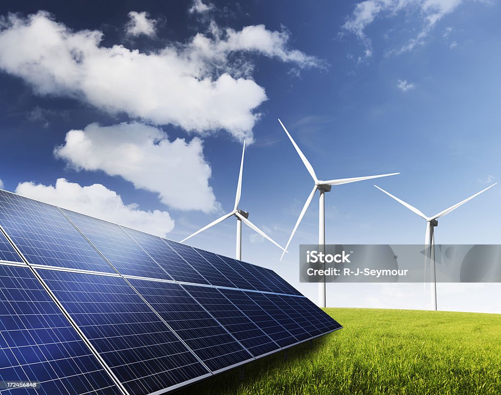 Панели солнечных батарей и ветряных турбин - Стоковые фото Вариация роялти-фри