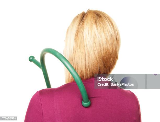 Frau Mit Therapeutischen Massageroller Zur Linderung Von Rückenschmerzen Stockfoto und mehr Bilder von Massageroller