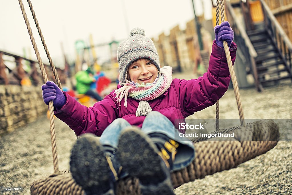Bambina sorridente su Altalena - Foto stock royalty-free di Autunno