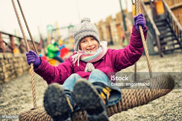 Foto de Sorridente Menina No Balanço e mais fotos de stock de Criança - Criança, Felicidade, Luva - Roupa