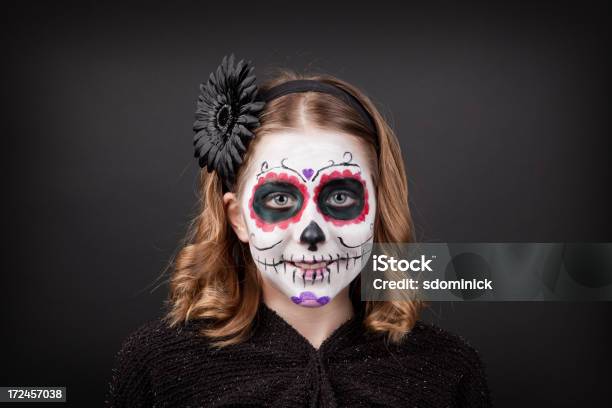 Lächelnd Junges Mädchen Mit Zuckerschädel Makeup Stockfoto und mehr Bilder von Allerheiligen - Allerheiligen, Bemaltes Gesicht, Kind