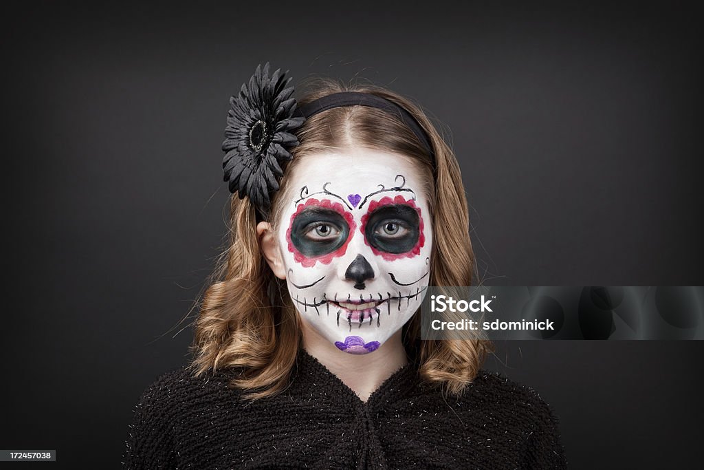 Souriante jeune fille avec le maquillage de crâne de sucre - Photo de Toussaint libre de droits