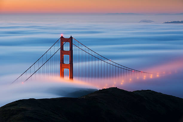Golden Gate Bridge e Nevoeiro - fotografia de stock