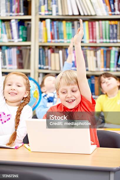 Niños En Clase Foto de stock y más banco de imágenes de 6-7 años - 6-7 años, Alegre, Alzar la mano