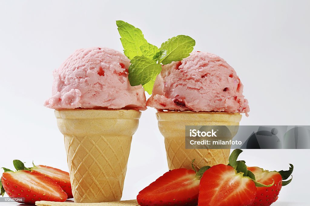 Gelado de Morango em cones e morangos - Royalty-free Cone de Gelado Foto de stock