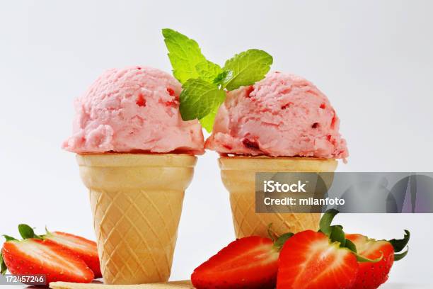 Gelado De Morango Em Cones E Morangos - Fotografias de stock e mais imagens de Cone de Gelado - Cone de Gelado, Folha de menta - Culinária, Colherada