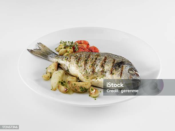 Gilt Cabeça Bream - Fotografias de stock e mais imagens de Acompanhamento - Acompanhamento, Alimentação Saudável, Batatas Preparadas