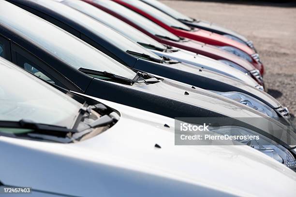 Photo libre de droit de Composition De La Nouvelle Économie De Carburant Des Véhicules Dans Le Parc De Stationnement Du Concessionnaire banque d'images et plus d'images libres de droit de Showroom automobile