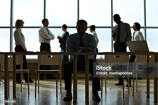 Деловые Люди В Офисе — стоковые фотографии и другие картинки Одиночество - Одиночество, Работать, Офис