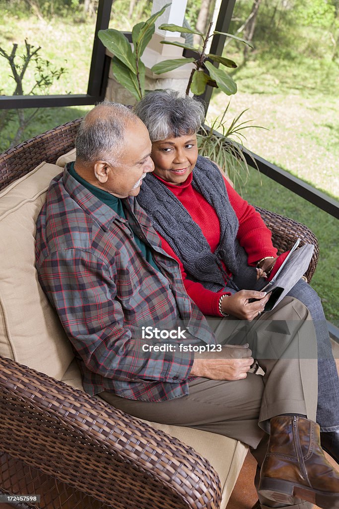 関係: 年配のカップルデジタルタブレットのポーチで選別されます。 - シニア世代のロイヤリティフリーストックフォト