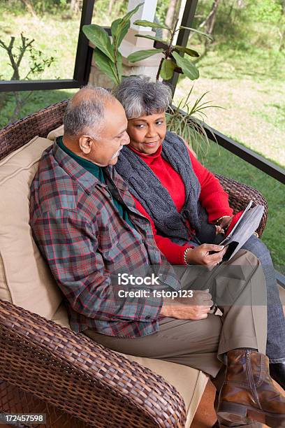 関係 年配のカップルデジタルタブレットのポーチで選別されます - シニア世代のストックフォトや画像を多数ご用意 - シニア世代, タブレット端末, カップル