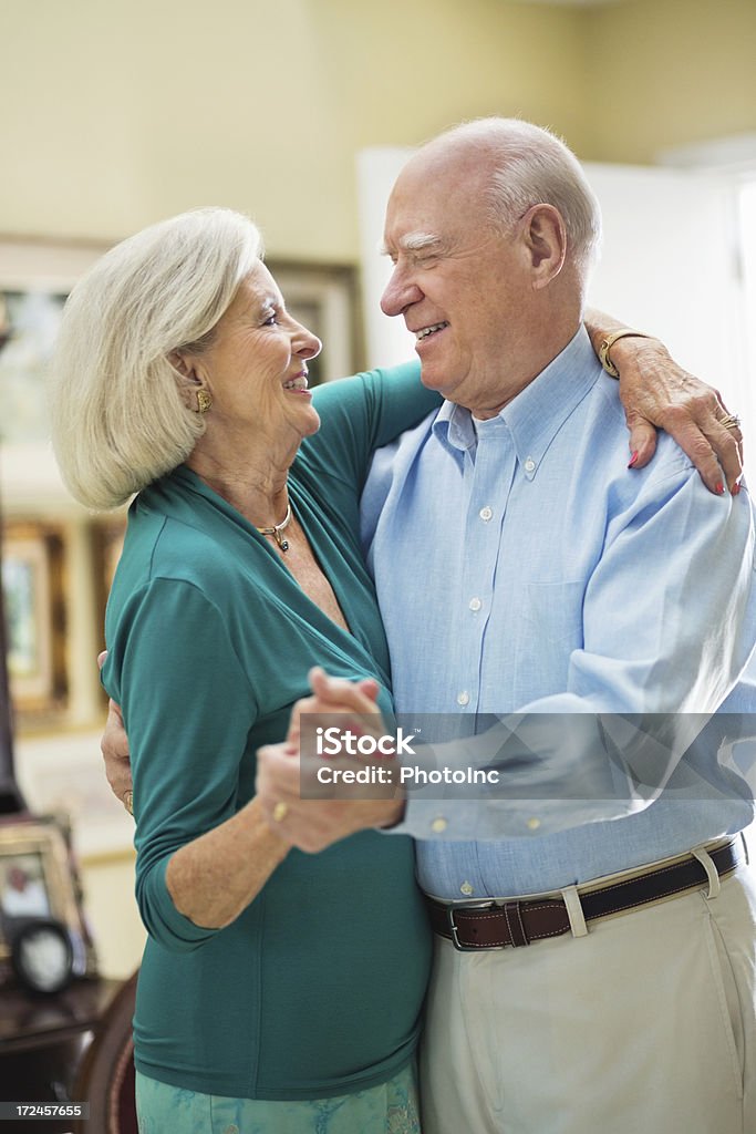 Пожилая пара, танцы на дому - Стоковые фото 60-69 лет роялти-фри