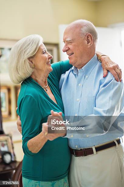 Пожилая Пара Танцы На Дому — стоковые фотографии и другие картинки 60-69 лет - 60-69 лет, 65-69 лет, Активный образ жизни
