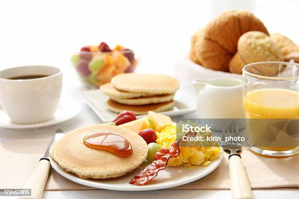 Mesa De Desayuno Foto de stock y más banco de imágenes de Huevo revuelto - Huevo revuelto, Tocino ahumado, Alimento