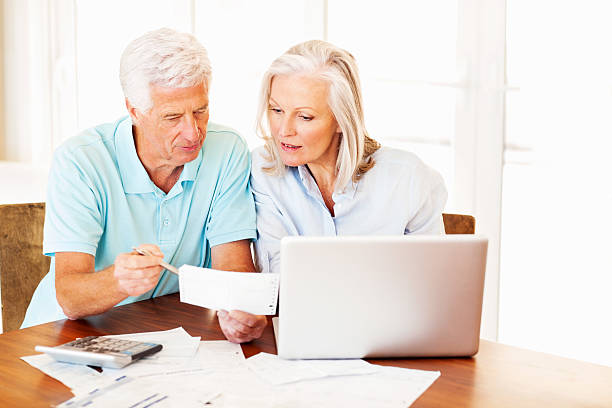 선임 커플입니다 계산 가계 - home finances calculator finance senior couple 뉴스 사진 이미지